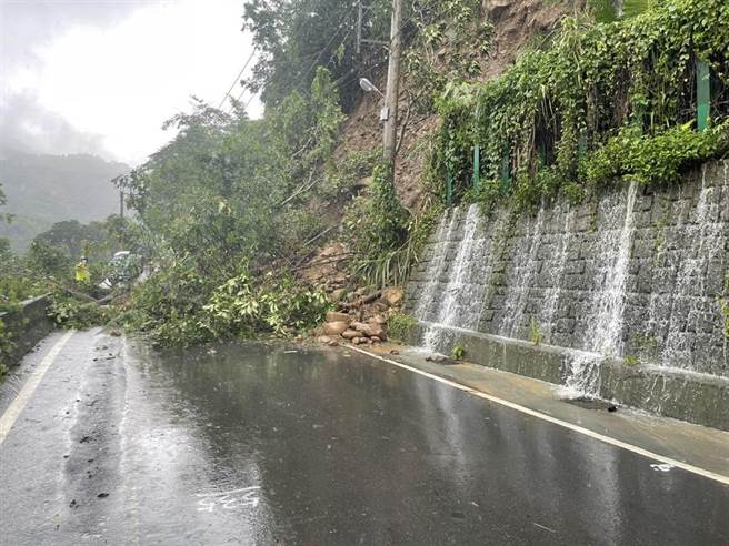 五峰鄉降雨不斷，部分路段22日清晨出現邊坡滑落狀況。（翻攝照片）