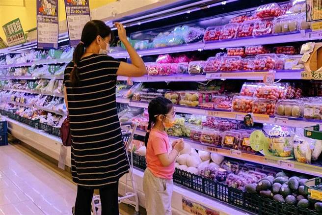 指揮中心二級警戒指引疑似遭提前曝光外流，對此莊人祥證實此事，但強調表格只是草案，尚未正式定案。(圖／鄧博仁攝)