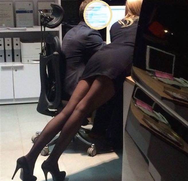 正妹抱怨第一天上班穿短裙，遭老板娘批评下班就被炒鱿鱼。 （非事发示意图／翻摄自脸书）