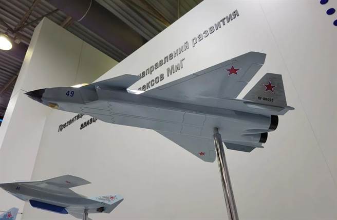 莫斯科航展上展出一款艦載隱形戰機模型，外型像極了中共自主開發的殲-20威龍戰機，陸媒甚至戲稱其為「殲-20斯基」。（圖／環球時報）