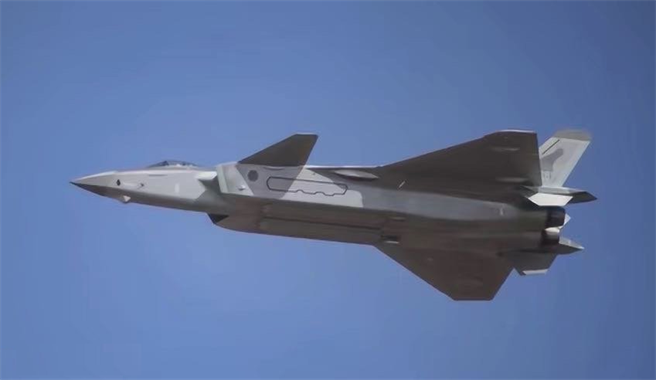 俄米格設計局新型艦載機的尺寸遠小於殲-20這類重型戰機，很顯然是為俄羅斯海軍與印度海軍的需求而設計。圖為殲-20。（圖／微博）