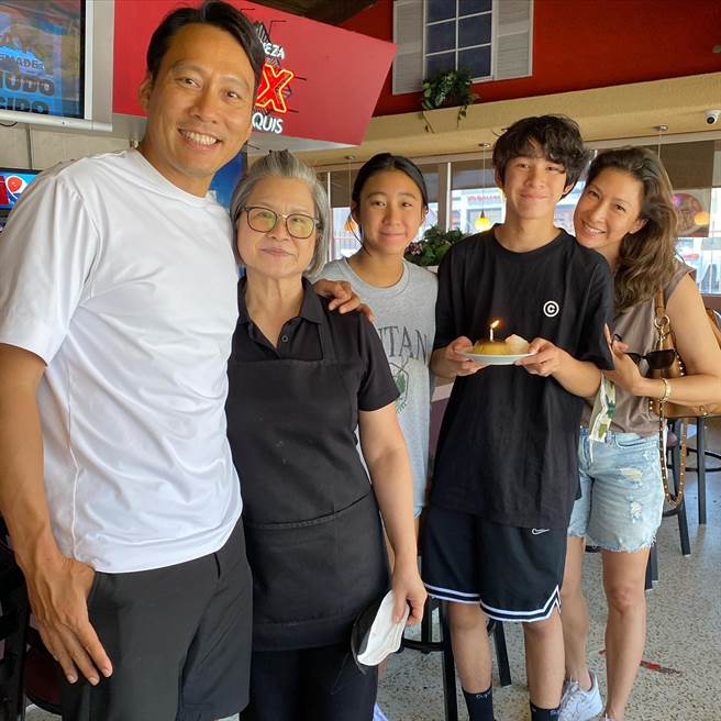 艾力克斯前阵子返美和家人团聚。（图／翻摄自脸书）