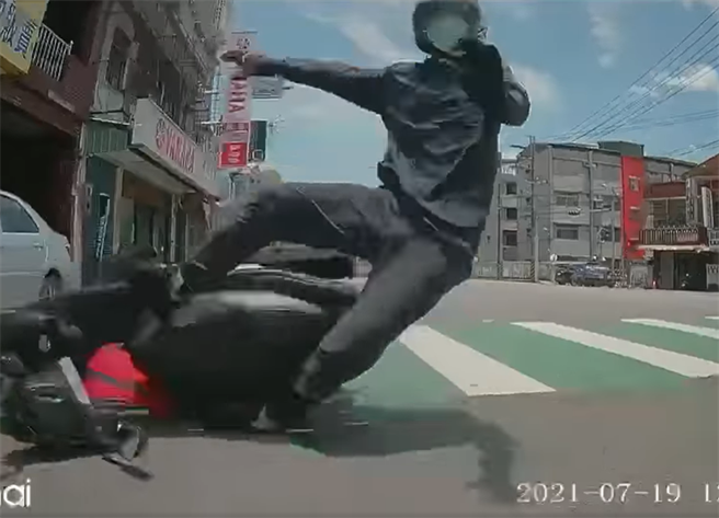 一名男骑士切换车道时未注意车况，还加速逼车，最后不慎自摔。（翻摄记者爆料网）