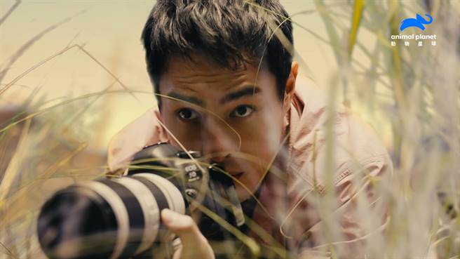 杨佑寧化身野生动物摄影师。（动物星球频道提供）