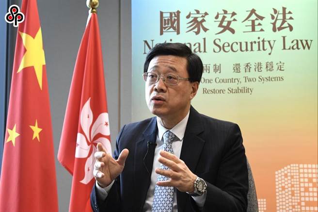 香港政务司长李家超表示，正筹备《基本法》23条立法 提防黑暴走向地下。图为李家超去年12月27日保安局长任内受访。（中新社）