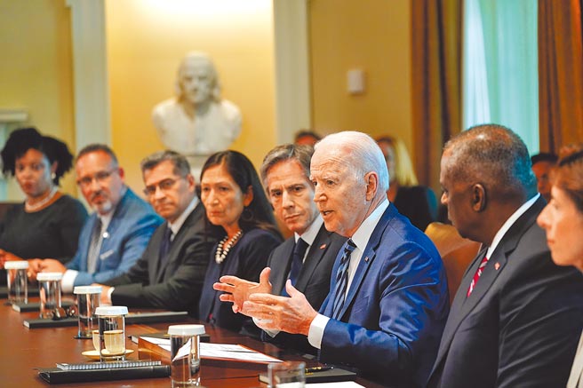 美國總統拜登（右三）20日在白宮與各部會首長召開內閣會議，畫面中與會所有人員皆未戴口罩。當天，白宮證實一名白宮官員新冠肺炎檢測呈陽性。（美聯社）