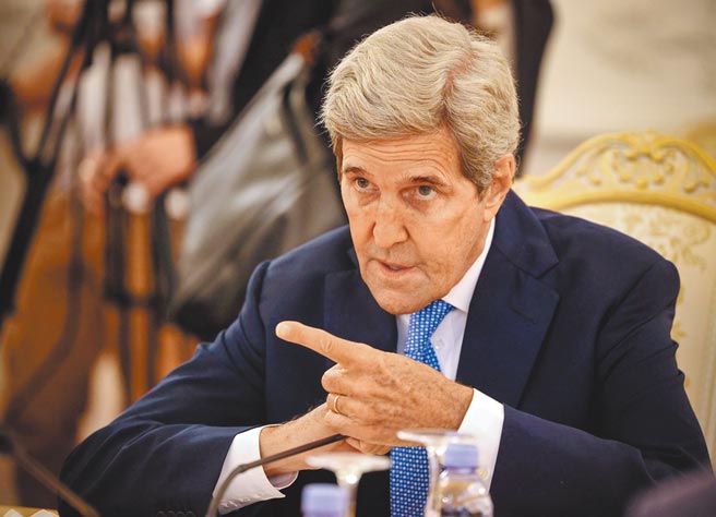 美國總統拜登的氣候特使凱瑞20日呼籲美中合作，減少溫室氣體排放。（路透）