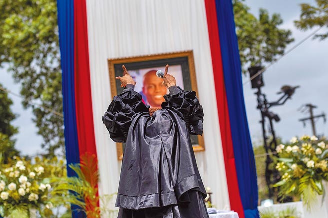 海地總統摩依士遇刺身亡前任命的前內閣部長亨利，20日宣誓繼任總理。圖為一位藝術家在海地太子港為紀念摩依士舉行的儀式上表演。（路透）