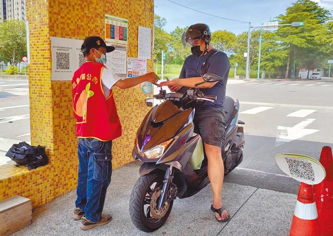 录取「安心即时上工」的民眾于果菜市场出入口处协助量额温防疫。（新北市劳工局提供／陈慰慈新北传真）