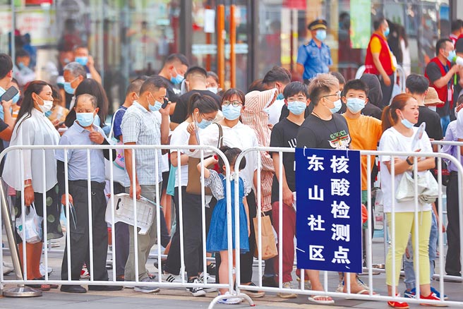 大陆南京市禄口国际机场爆发本土病例。禄口国际机场所在的江寧区展开全员核酸检测。（中新社）