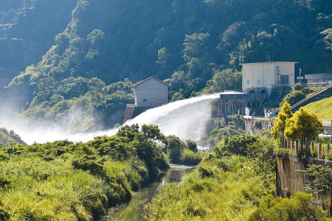 苗栗鯉魚潭水庫近1年不見的「一道白練」排水畫面，21日上午再現。（謝明俊攝）