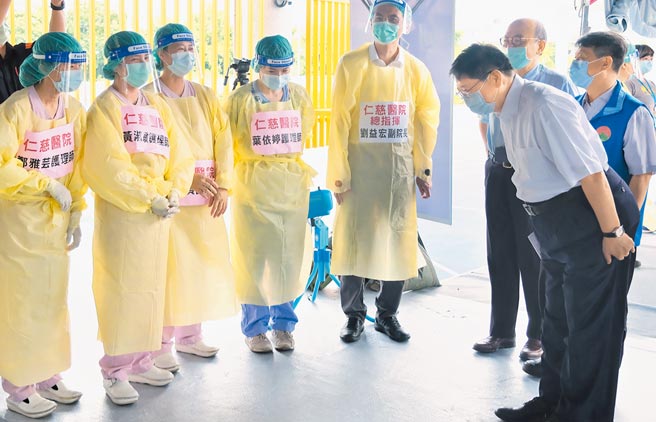 新竹县长杨文科（右二）日前视察大型疫苗街种站，对辛苦的医护人员鞠躬致谢。（庄旻静摄）