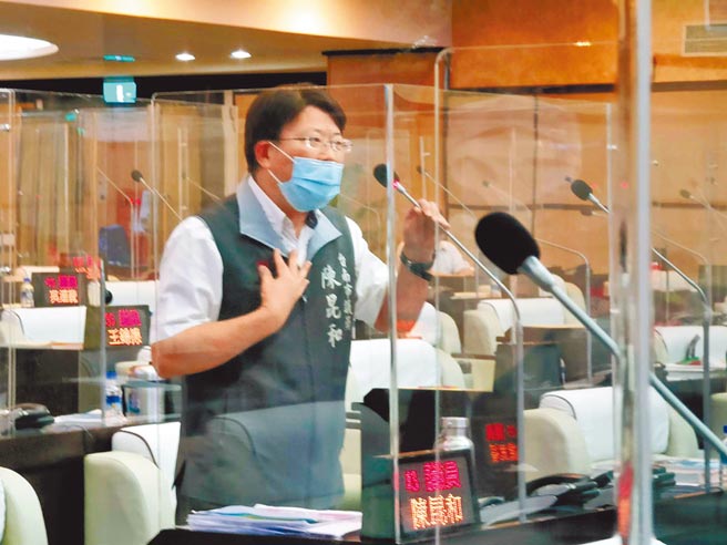 台南市议员陈昆和（见图）在总质询时，质疑「有人从种电拿好处」，邀市长黄伟哲发誓；黄伟哲则罕见动怒回呛「你不是神明」、「我不需要对你发誓」。（洪荣志摄）