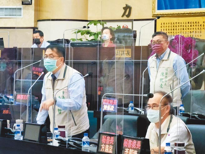 台南市议员陈昆和在总质询时，质疑「有人从种电拿好处」，邀市长黄伟哲发誓；黄伟哲（见图）则罕见动怒回呛「你不是神明」、「我不需要对你发誓」。（洪荣志摄）