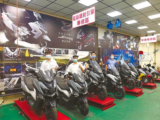中山工商汽车科将于111学年开设大型重机相关课程，近日也获赠10部重机，让产学无缝接轨。（曹明正摄）