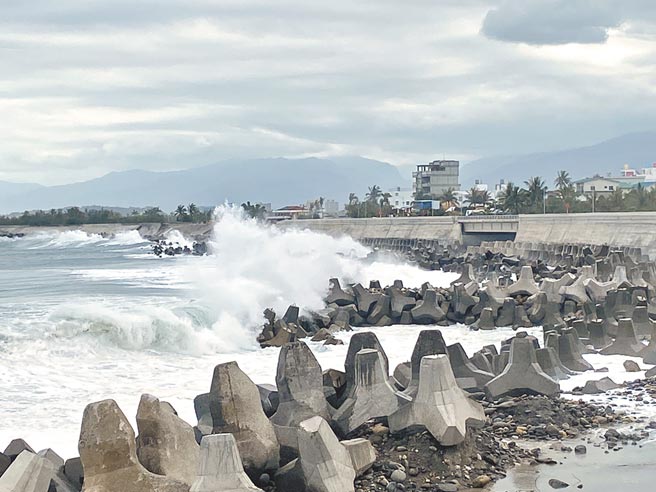 中度颱風烟花逼近台灣，中央氣象局發布長浪訊息，台東各地21日出現逾3米長浪。（蔡旻妤攝）