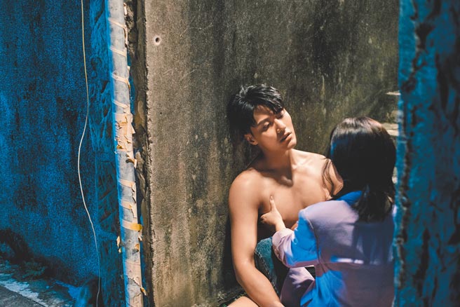 張睿家（左）秀健壯胸肌，嚴正嵐一手難以掌握。（七十六号原子、myVideo提供）