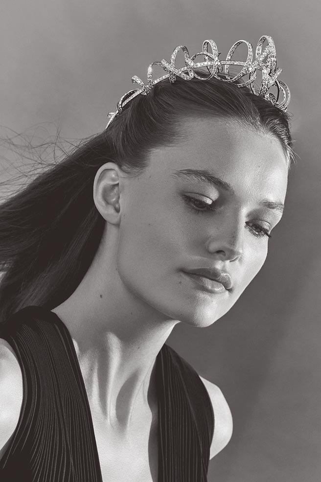 CHAUMET以不規則的螺旋詮釋Torsade de Chaumet冠冕，風格現代前衛。（CHAUMET提供）