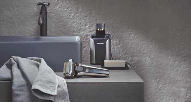 Panasonic今年特别推出以日本制旗舰型电鬍刀，搭配价值超过万元的清净型除溼机的尊爵版礼盒。（Panasonic提供）