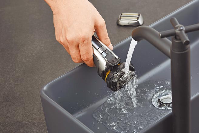 Panasonic的日本制旗舰型电鬍刀，拥有全机可水洗功能，同时兼顾卫生及仪容。（Panasonic提供）