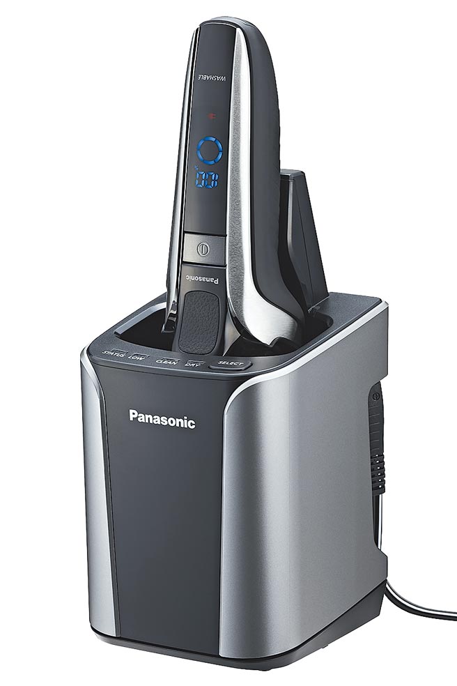 Panasonic的日本制旗舰型电鬍刀，搭配全自动洗净充电座，从彻底洗净、诉求99％除菌、风乾到完全充电一机即能做到。（Panasonic提供）