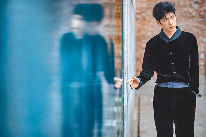 井柏然穿着2021秋冬Giorgio Armani现身活动。（GA提供）