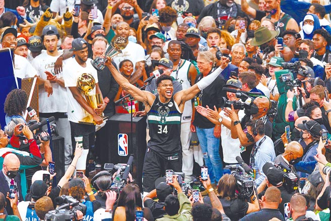 「字母哥」阿提托康波（中）在G6独得50分，率领公鹿在2连败后连胜4场，拿下暌违半世纪的NBA总冠军，总冠军赛MVP当之无愧。（路透）
