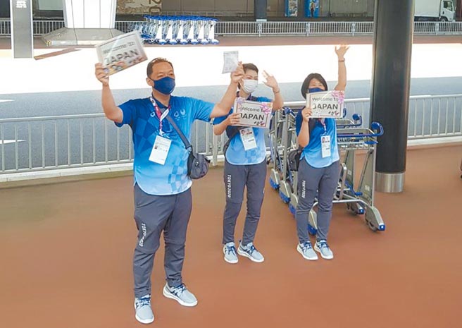 东奥志工协助中时採访团队搭乘往转运站的接驳车，还热情挥手道别。（陈筱琳摄）