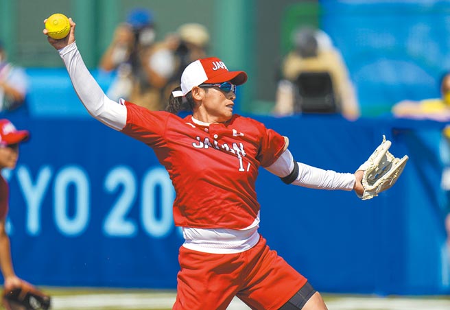 日本女壘王牌投手上野由岐子在東奧開幕戰對澳洲先發4.1局奪勝，成為今天最棒的39歲生日禮物。（美聯社）
