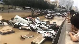 鄭州京廣路隧道水淹全紀錄  1小時水深及膝...4小時後車輛漂在水面