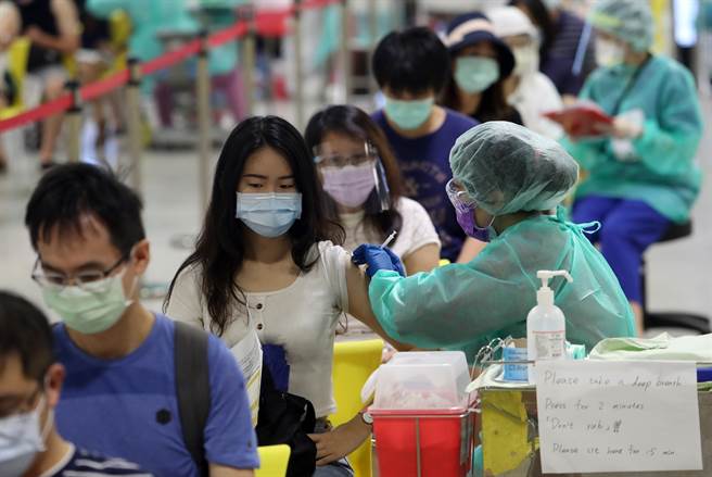 许多人质疑AZ疫苗的保护力，苏一峰分享最新研究数据指出，无论是打两剂BNT或两剂AZ都能有效预防Delta变异株感染。图为民眾打疫苗的画面。（刘宗龙摄）