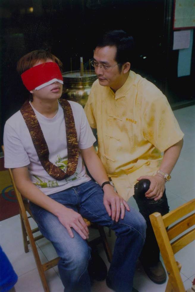 被害人家屬求助民俗儀式，希望得到親人的消息。