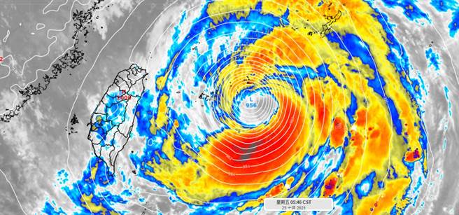 缓步的烟花颱风开始小跑步了，但还是颇慢。从气象局的路径来看，暴风圈清楚的碰触不到陆地。（图／翻摄自彭启明脸书）