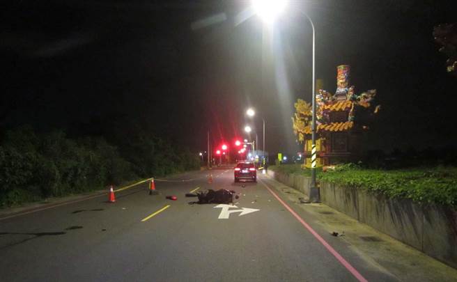 33岁高姓男子骑机车路经高11线道路，因不明原因自撞路灯，高男人、车重摔倒地，后脑大量出血、机车严重毁损，一对蔡姓夫妻驾车路过发现紧急报警。(警方提供／林雅惠高雄传真)