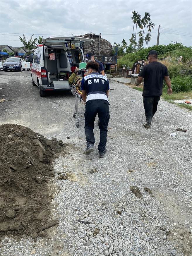 九如乡土石墙崩塌，一人无生命迹象。(屏县消防局提供)