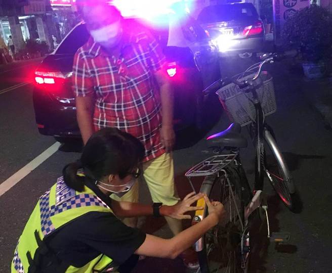 台南白河警分局员警巡逻时随身带反光条，贴在长者自行车上。（读者提供／刘秀芬台南传真）