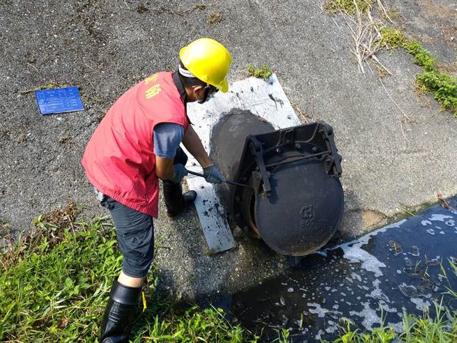 烟花逼近新北堤外车辆只出不进 水门晚间9时关闭。（新北市府提供）