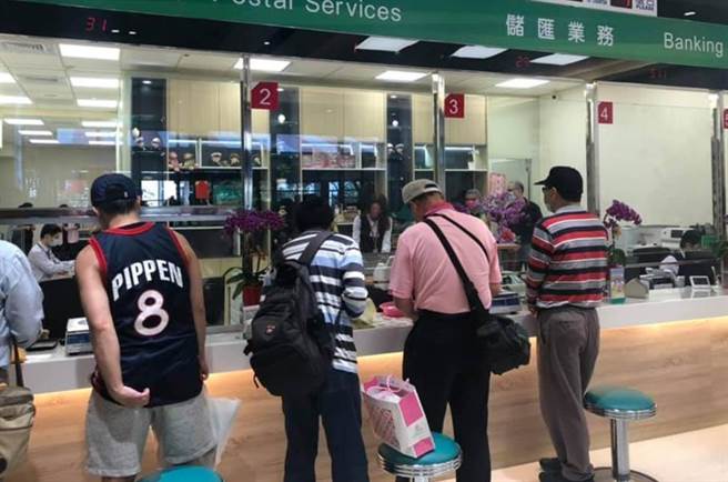 台北邮局一名内勤员工确诊，紧急匡列接触者採检。（资料照）