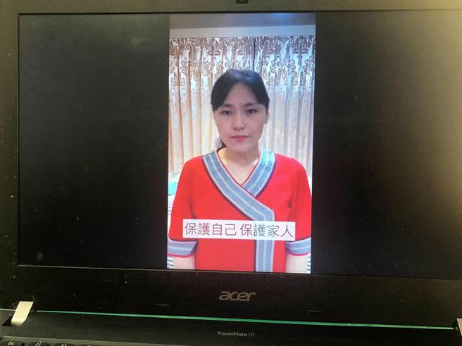 弘光科大雅美达悟族学生甘嘉恩录制族语防疫影片，妈妈看完后很感动。（陈淑娥摄）