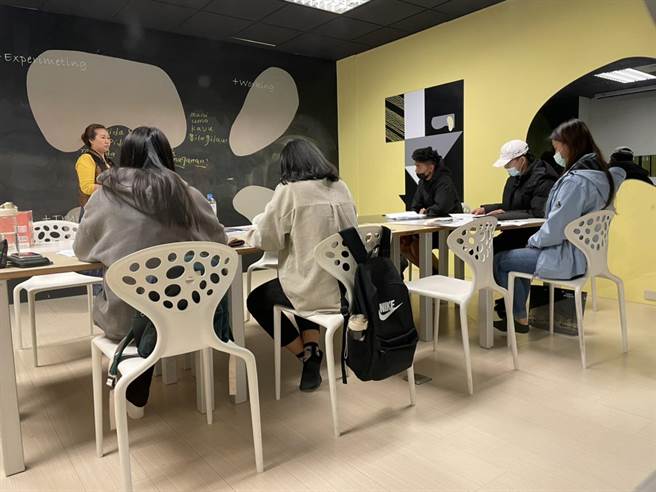 弘光科大开设原住民相关课程，图为疫情前学生上族语课情形。（陈淑娥摄）