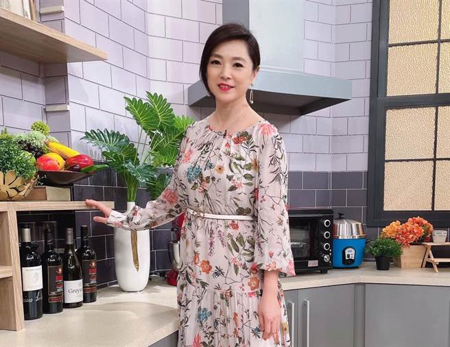 美食节目主持人张凤书的父亲罹癌，为了让爸爸有更好的生活品质，张凤书把日常在厨艺上的经验全用上，也出书《高效率癌症照顾心法》分享心得。(图/取自张凤书粉丝团)