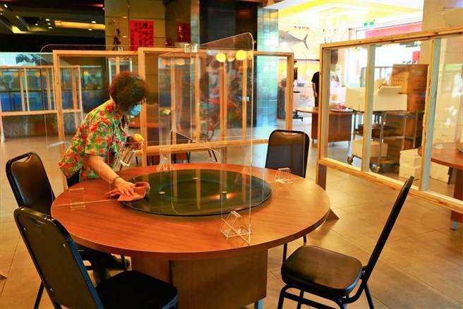 梅花座、隔板無效！台大公衛學者建議餐飲業加裝排風扇。（資料照／謝佳潾攝）