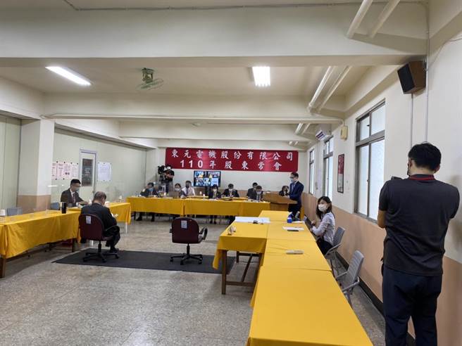 ▲东元父子之争持续延烧，东元股东会23日在中坜厂召开，但过程却遭股民质疑程序不合法，现场许多股民纷纷抗议导致现场气氛相当鼓噪。（萧灵玺翻摄）
