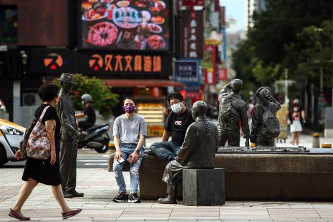 降二級指引草案曝光，仍規定民眾戶外全程戴口罩，讓網友看了怒轟，這樣根本沒資格叫降級。（鄧博仁攝）