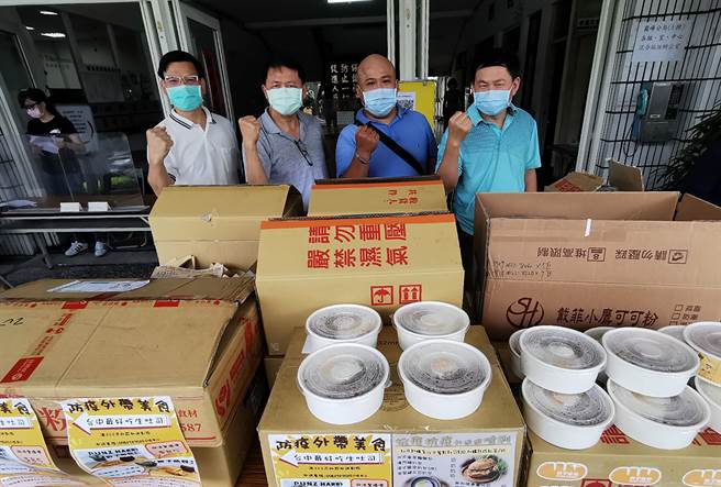 慰劳台中市警局雾峰分局员警防疫辛劳，胖子哈利早午餐厅老板黄一中（右2）送来拿手的南洋风餐点给员警加油打气，雾峰分局长陈家铭（左2）、副分局长钟仁亨（右1）、秘书室主任曹振展（左1）感谢黄老板的暖心善举。（黄国峰摄）