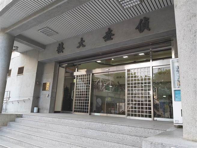 新北地检署讯后依违反医疗器材管理法谕令杨姓业者以5万元交保。（陈慰慈摄）
