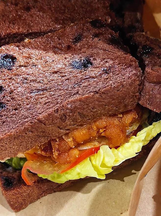 胖子哈利早午餐厅，送来南洋风味餐点，慰劳员警辛劳。（胖子哈利餐厅提供／黄国峰台中传真）