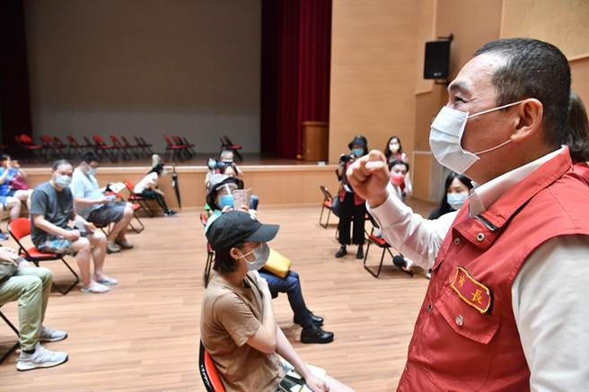 新北市长侯友宜今（23日）表示，中央的指引尚未正式公布，会给予适当的尊重，一定以阶梯式、分阶段来执行，不会一次从警戒三级就降到警戒二级。（新闻局提供）