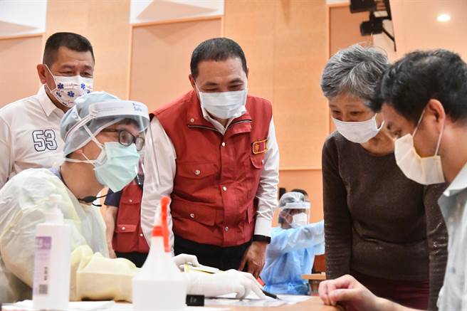 新北市长侯友宜今（23日）表示，中央的指引尚未正式公布，会给予适当的尊重，一定以阶梯式、分阶段来执行，不会一次从警戒三级就降到警戒二级。（新闻局提供）