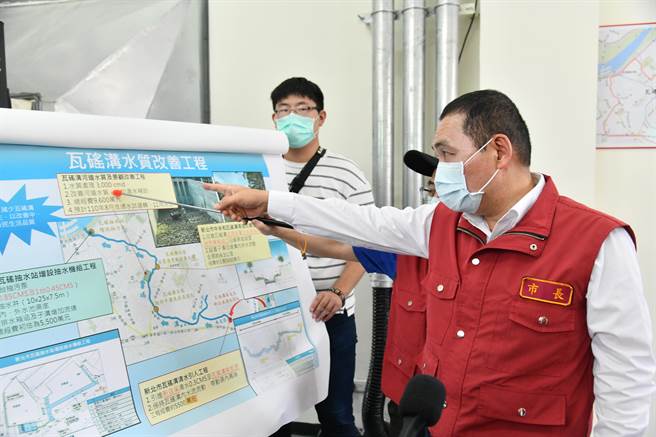 新北市長侯友宜今（23日）上午到永和視察疫苗接種及抽水站防颱整備。（新聞局提供）